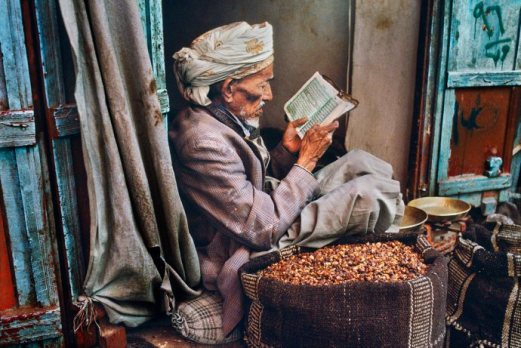 Reader Yemen Steve McCurry.jpg